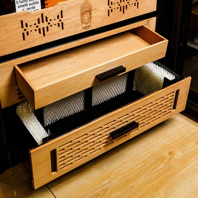 Khay chứa rộng rãi của tủ điện cigar Lubinski RA333